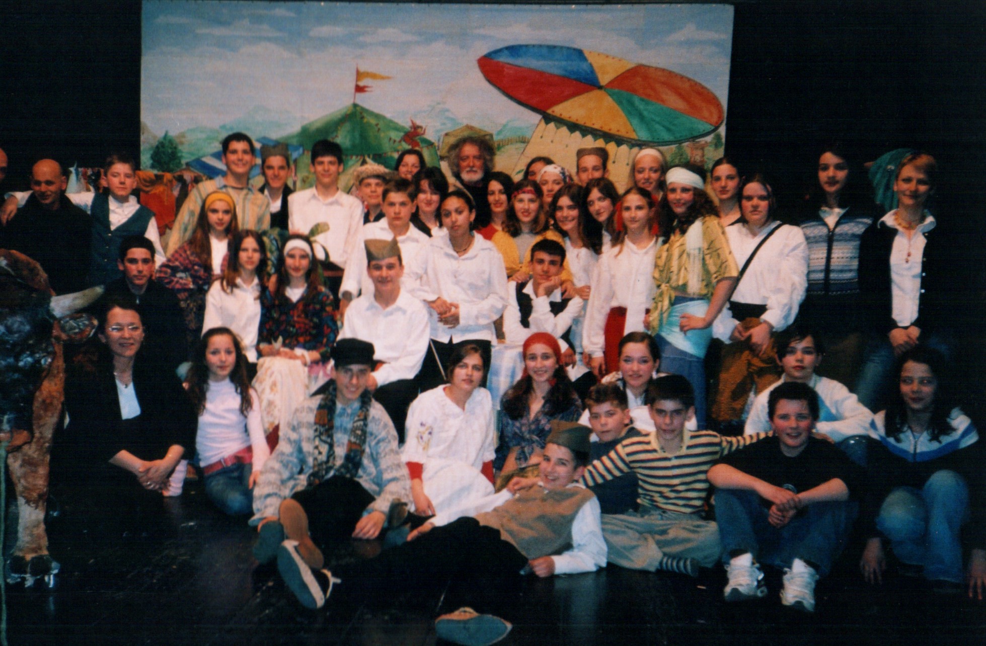 „Вашар у Тополи“ – 2003. година; позориште '' Дадов '' - ученици са Добрицом Ерићем    
